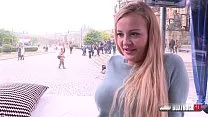شقراء كبيره وقالت انها تريد ان تمارس الجنس في مكان عام