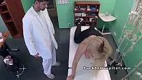 هذا الرجل يمارس الجنس مع مرضاه الأشقر