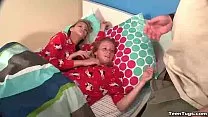 فيلم اباحي مع فتاتين شاب ورجل بقضيب سميك