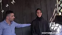 انها تحب سرا الجار الذي يمتص ديك جيد جدا