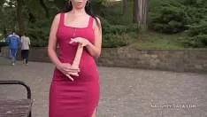 المشي الحامل عاريا في الحديقة مع دسار في يدها XXX أفلام