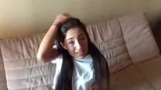 طالبة سمراء هي ممثلة إباحية في فيلم على Xhamster