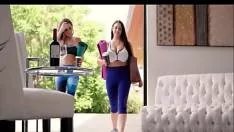 الطلاب المثاليين مع كبير الثدي يستمني على الهواء مباشرة