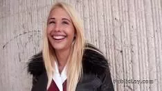 إنها تريد أن تمارس الجنس من أجل المال مع الأولاد الموهوبين والعاهرات