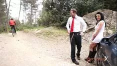 قبض عليه راكب دراجة عندما يمارس الجنس على الجبل