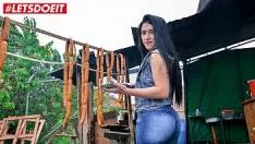 امرأة سمراء متحمسة تريد أن تفتح مؤخرتها