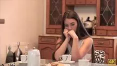 ممارسة الجنس مع صديقته التي تمسك به مع عشيقته ثم يمارس الجنس معها
