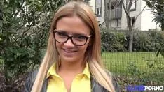 امرأة شابة جميلة استغل من قبل رجلين أسودين في بوسها وفي فمها