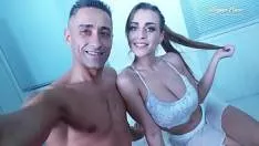 العضو التناسلي النسوي البالغ من العمر 18 عامًا والذي يغسل جيدًا قبل أن يقبلها هناك