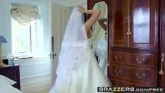 العريس يضع ديكه في عروسه يوم الزفاف