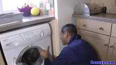 يعود الموظف إلى المنزل ويصلح الغسالة ويعطيه القليل من الهرة