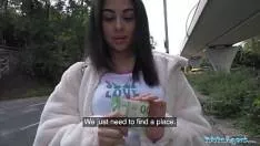 يدفع لهذه المرأة جيدًا مع من يمارس الجنس الفموي كثيرًا