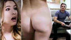 وضعت يدها في كس صديقتها