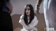 عاهرة طويلة وجميلة تقوم بتدليك قضيب هذا الرجل جيدًا وتريد القيام بذلك