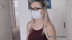 في حالة الوباء، يرتدي قناعًا حتى عندما يمارس الجنس معها