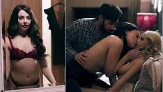 رجل أسود يضع أصابعه في مؤخرة شابة مثيرة ويريد أن يتم اختراقه