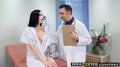 تأتي إلى طبيب أمراض النساء وهي تعاني من ألم في بوسها وتترك هناك تمارس الجنس وتشفى