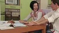 إنها تقبيل شفتيها على كسها ويجعلها ترتعش